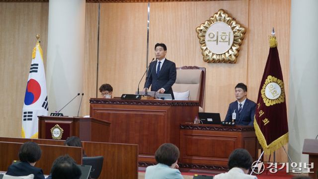 제9대 고양특례시의회 마지막 회기로 17일 개회한 제304회 임시회 첫날 본회의에서 김운남 의장이 개회사를 하고 있다. 신진욱기자