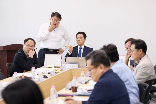 박태의 양주시장직 인수위원회 위원장과 위원들이 업무보고를 받고 있다. 양주시장직 인수위원회 제공