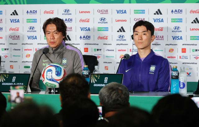 2026 북중미 월드컵에 출전한 한국 축구 국가대표팀의 홍명보 감독이 멕시코전을 하루 앞둔 17일(현지시간) 멕시코 과달라하라 스타디움에서 열린 공식 기자회견에서 질문에 답하고 있다. 연합뉴스