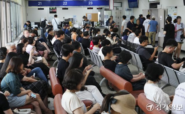 수도권 대학들이 속속 여름방학에 들어가면서 자동차 운전면허시험 응시자들이 늘고 있다. 17일 오후 한국도로교통공단 용인운전면허시험장이 운전면허를 취득하려는 시민들로 붐비고 있다. 홍기웅기자