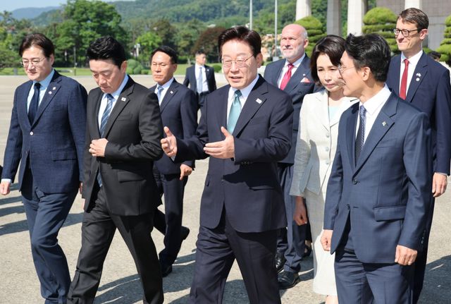 주요7개국(G7) 정상회의 참석과 유럽 순방을 위해 출국하는 이재명 대통령이 9일 성남 서울공항에서 공군 1호기로 이동하며 김민석 국무총리와 대화하고 있다. 연합뉴스