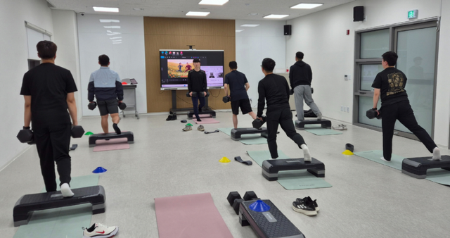 포천시가족센터가 운영한 청년 1인 가구 맞춤형 운동 프로그램 ‘폭싹 살뺐수다’ 참여자들이 전문 강사의 지도에 따라 소그룹 운동을 하고 있다. 포천시가족센터 제공