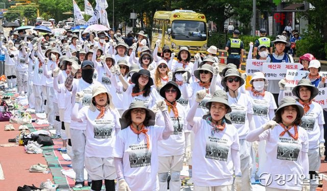 18일 오전 경기도청 2번 게이트 앞에서 전국장애인부모연대 경기지부 회원들이 발달 장애인에 대한 의료 및 재활 인프라에 대한 구축 등을 요구하고 있다. 윤원규기자