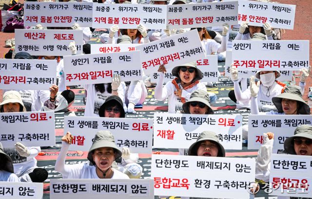 18일 오전 경기도청 2번 게이트 앞에서 전국장애인부모연대 경기지부 회원들이 발달 장애인에 대한 의료 및 재활 인프라에 대한 구축 등을 요구하고 있다. 윤원규기자