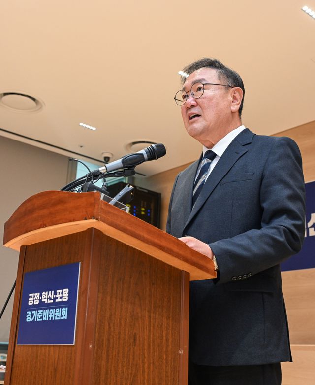추미애 경기도지사 당선인의 인수위원회인 '공정·혁신·포용 경기준비위원회'의 김태년 위원장이 18일 준비위원회가 마련된 경기신용보증재단 3층 브리핑룸에서 기자간담회를 열고 발언하고 있다. 윤원규기자