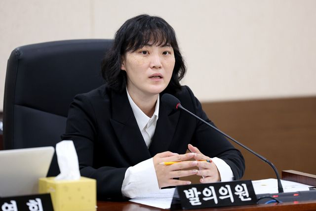 18일 시의회 행정안전위원회에서 이단비 시의원(국민의힘·부평3)이 결의안 내용을 설명하고 있다. 시의회 제공