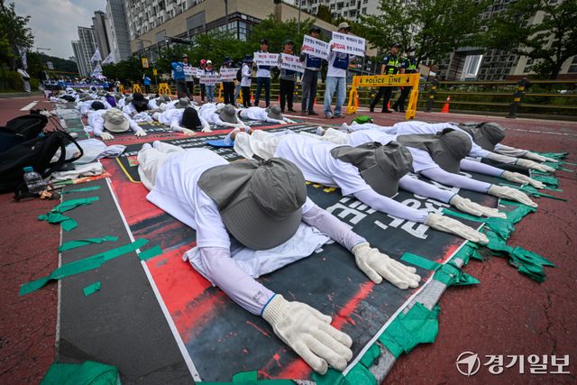 18일 오전 경기도청 2번 게이트 앞에서 전국장애인부모연대 경기지부 회원들이 발달 장애인에 대한 의료 및 재활 인프라에 대한 구축 등을 요구하며 오체투지를 하고 있다. 윤원규기자