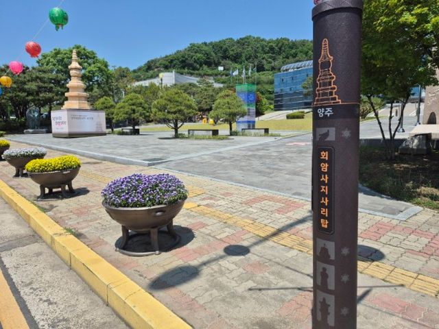 양주시청 앞 가로등에 설치된 불법 광고물 부착방지 시트. 양주시 제공