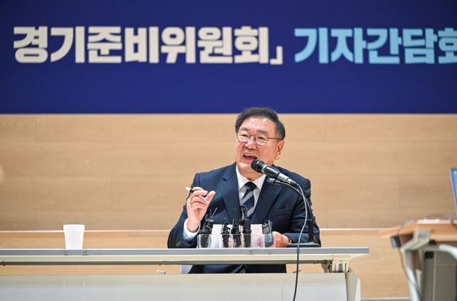 추미애 경기도지사 당선인의 인수위원회인 '공정·혁신·포용 경기준비위원회'의 김태년 위원장이 18일 준비위원회가 마련된 경기신용보증재단 3층 브리핑룸에서 기자간담회를 열고 발언하고 있다. 윤원규기자