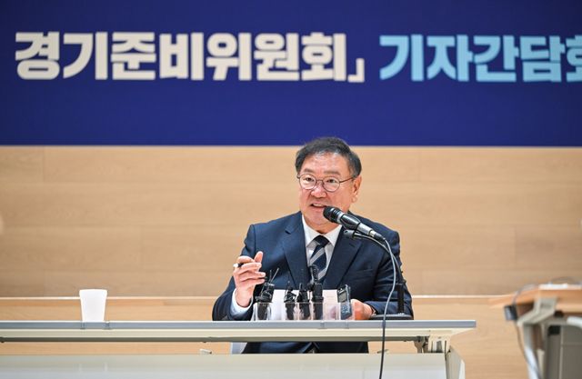 추미애 경기도지사 당선인의 인수위원회인 '공정·혁신·포용 경기준비위원회'의 김태년 위원장이 18일 준비위원회가 마련된 경기신용보증재단 3층 브리핑룸에서 기자간담회를 열고 발언하고 있다. 윤원규기자