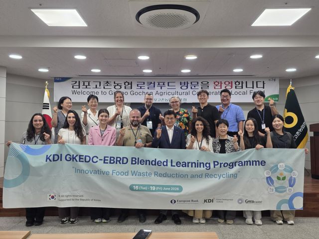 김포고촌농협을 방문한 KDI·유럽·중앙아시아 국제 방문단이 기념촬영을 하고 있다. 고촌농협 제공