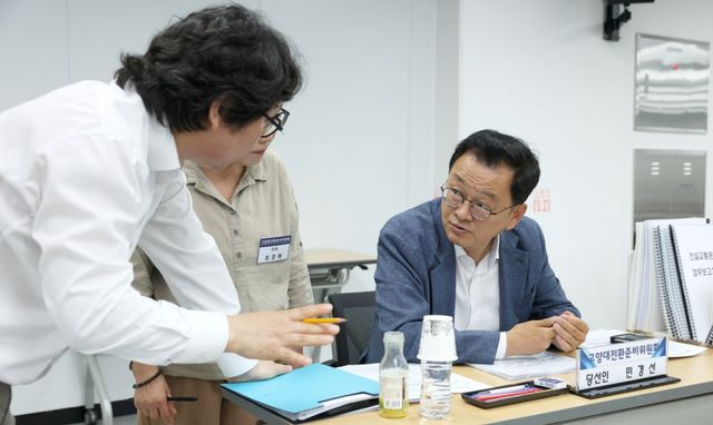 17일 진행된 민선9기 고양시장직 인수위원회 ‘고양대전환준비위원회’ 문화복지분과 업무보고에서 민경선 당선인이 인수위원들과 이야기를 나누고 있다. 인수위 제공