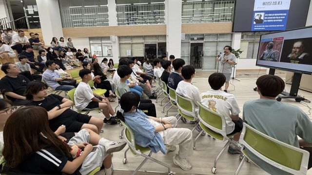 17일 고양중학교 실내 광장에서 열린 ‘과학의 눈으로 세상을 봅니다’ 특별강연에 참석한 학생, 학부모, 지역주민 등이 이정모 전 국립과천과학관장의 강연을 경청하고 있다. 고양교육지원청 제공