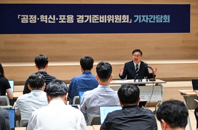 추미애 경기도지사 당선인의 인수위원회인 '공정·혁신·포용 경기준비위원회'의 김태년 위원장이 18일 준비위원회가 마련된 경기신용보증재단 3층 브리핑룸에서 기자간담회를 열고 발언하고 있다. 윤원규기자