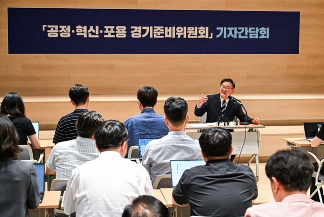 추미애 경기도지사 당선인의 인수위원회인 '공정·혁신·포용 경기준비위원회'의 김태년 위원장이 18일 준비위원회가 마련된 경기신용보증재단 3층 브리핑룸에서 기자간담회를 열고 발언하고 있다. 윤원규기자
