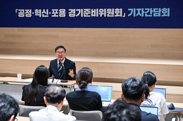 추미애 경기도지사 당선인의 인수위원회인 '공정·혁신·포용 경기준비위원회'의 김태년 위원장이 18일 준비위원회가 마련된 경기신용보증재단 3층 브리핑룸에서 기자간담회를 열고 발언하고 있다. 윤원규기자