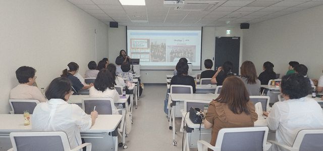 광주시 여성비전센터는 지난 16일 경력보유여성의 사회 재진출과 전문성 강화를 위한 ‘2026 경력보유여성 디딤돌 취업 지원 사업 전문성 신장 교육’을 개강했다. 광주시 제공