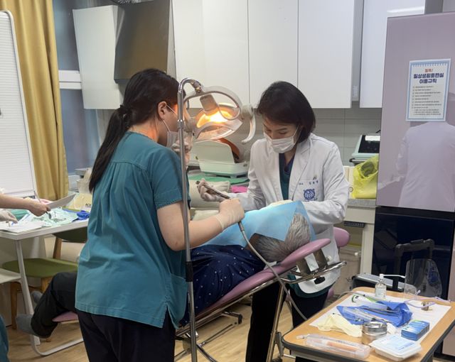 지난 16일 ‘찾아가는 치과 진료소’로 광명장애인종합복지관을 찾은 이동진료 버스 안에서 관악서울대학교치과병원 의료진들이 장애인 대상으로 치과 치료를 진행하고 있다. 광명시 제공