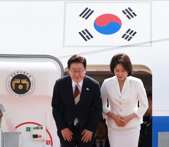 G7 정상회의와 유럽 순방을 마치고 귀국한 이재명 대통령과 김혜경 여사가 18일 성남 서울공항에 도착한 공군 1호기에서 환영객에게 인사하고 있다. 연합뉴스