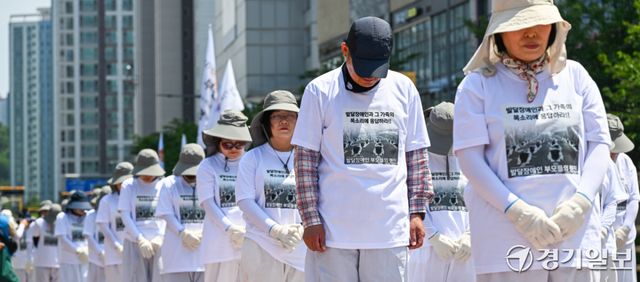 18일 오전 경기도청 2번 게이트 앞에서 전국장애인부모연대 소속 회원들이 오체투지를 하고 있다. 부모연대는 지난 8일부터 전국 순회 결의대회를 열고 각 지역 인수위원회 및 지자체에 '5대 핵심 요구안'을 공식 전달 및 발달장애 가정에 대한 관심을 요청하고 있다. 윤원규기자