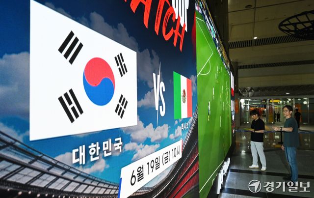 2026 북중미 월드컵 A조 예선 대한민국과 멕시코의 경기를 하루 앞둔 18일 인천 남동구 인천시청역 광장에서 인천교통공사 관계자들이 경기 응원을 위해 미디어월의 화면을 조정하고 있다. 조병석기자