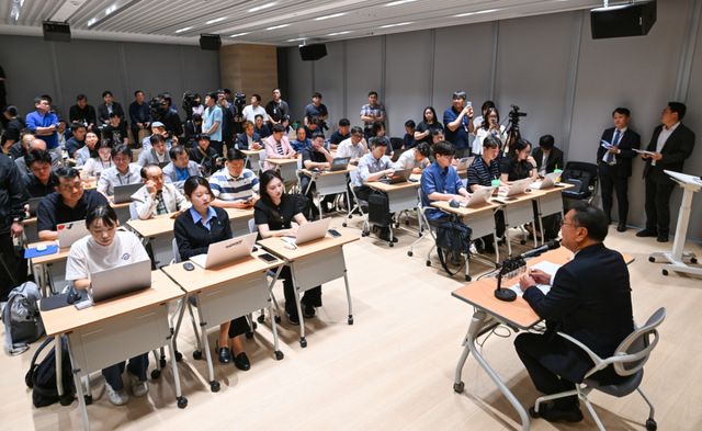 공정·혁신·포용 경기준비위원회 김태년 위원장 기자간담회 [포토뉴스]