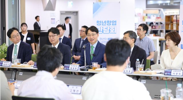 임광현(앞줄 가운데) 국세청장이 18일 서울먹거리창업센터에서 푸드테크 분야 청년 창업자들과 만나 인사말을 하고 있다. 국세청 제공