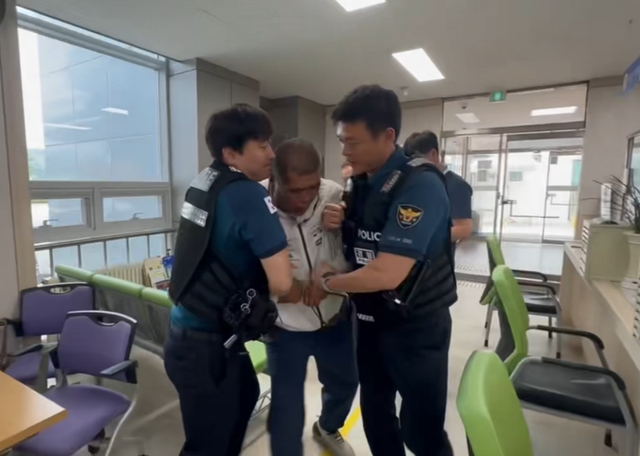 가평군 상면행정복지센터 민원실에서 공무원과 경찰 관계자들이 특이민원 발생 상황을 가정한 합동 모의훈련을 진행하고 있다. 가평군 제공