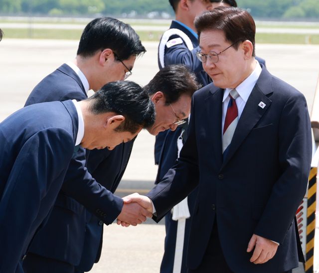 G7 정상회의와 유럽 순방을 마치고 귀국한 이재명 대통령이 18일 성남 서울공항에서 환영나온 더불어민주당 정청래 대표와 인사하고 있다. 연합뉴스