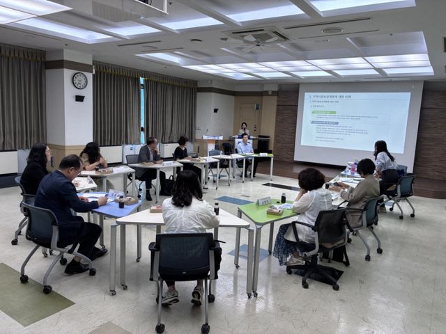 지난 18일 글로벌센터에서 시흥시 기획총괄팀이 지역사회보장계획 수립을 위한 회의를 진행하고 있다. 시흥시 제공
