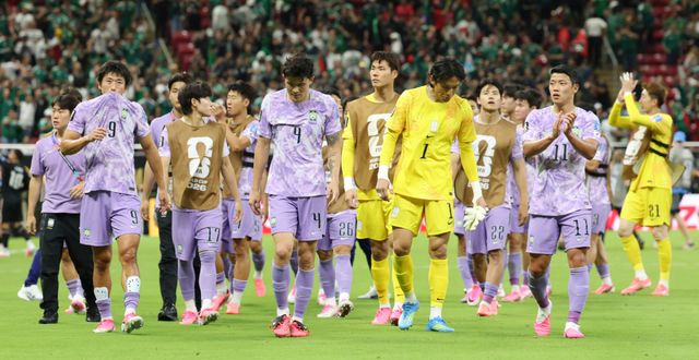 19일(한국시간) 멕시코 사포판 과달라하라 스타디움에서 열린 2026 북중미 월드컵 A조 2차전 한국과 멕시코의 경기에서 0-1로 패한 대표팀 선수들이 아쉬워하고 있다.연합뉴스