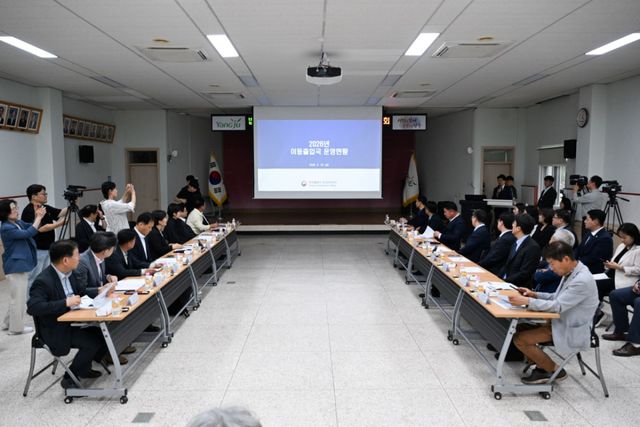 양주시 농업기술센터를 방문한 송미령 농림부 장관, 정성호 법무부 장관 등이 외국인 계절근로자 현장간담회를 갖고 외국인 계절근로자 운영 현황 등을 보고받고 있다. 양주시 제공