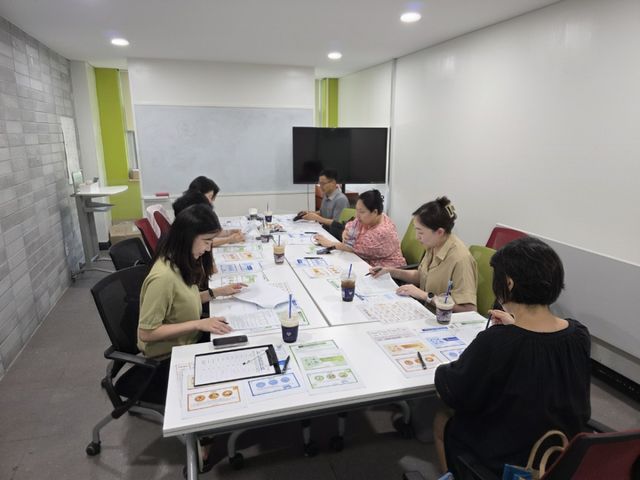 진로교육 연구회 소속 연구위원들이 교안 내용을 구성하고 있다. 안양시 제공