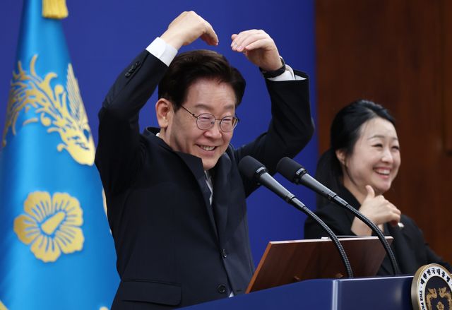 이재명 대통령이 19일 청와대 춘추관에서 열린 G7참석·유럽순방 결과 브리핑에서 하트 포즈를 취하고 있다. 이재명 대통령은 순방 기간 외국에서 체감한 한국의 위상에 대해 언급하며, G7 정상회의 당시 외국 합창단 학생들이 손가락 하트로 인사해 자신도 하트 포즈로 화답했다고 전했다. 연합뉴스