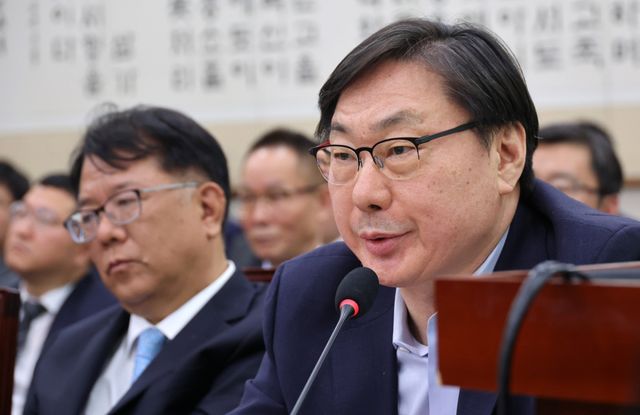 검찰이 ‘검사실 연어 술 파티’ 위증 혐의 등으로 기소된 이화영 전 경기도 평화부지사에게 징역 2년과 벌금 500만 원을 구형했다. 연합뉴스