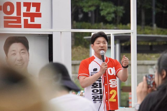 하남시 갑 국회의원 재보궐선거에 출마한 이용 국민의힘 후보가 지난 달 31일 위례 스타필드 앞 정책 콘서트에서 ‘위례신사선 하남 연장’과 ‘과밀 학급 해소’ 방안에 대해 설명하고 있다. 후보측 제공