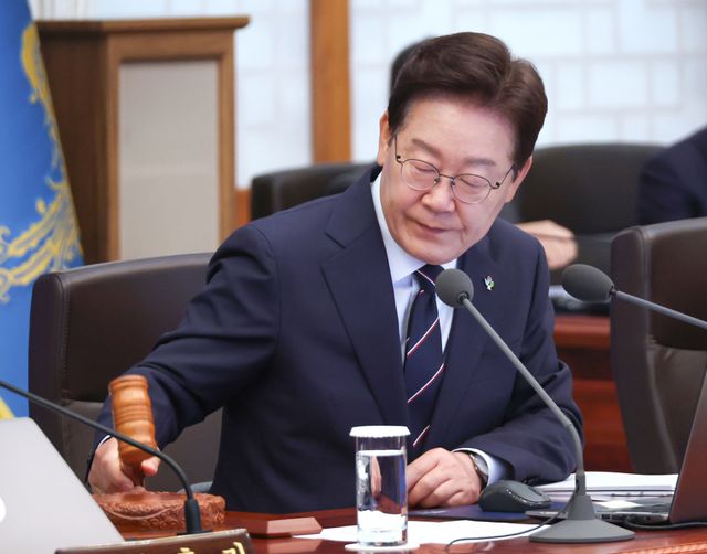 이재명 대통령이 2일 청와대에서 국무회의 겸 비상경제점검회의 개회를 선언하고 있다. 연합뉴스