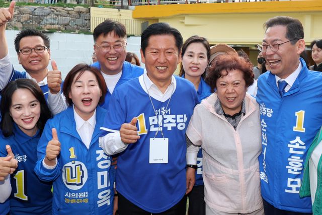 더불어민주당 정청래 대표가 23일 오후 전남 순천시 신대천에서 시민들과 기념사진을 찍고 있다. 정 대표는 손훈모 순천시장 후보의 유세 지원을 위해 이날 오후 순천을 방문했고, 오는 24일까지 전남 일정을 소화한 뒤 전북으로 갈 예정이다. 연합뉴스