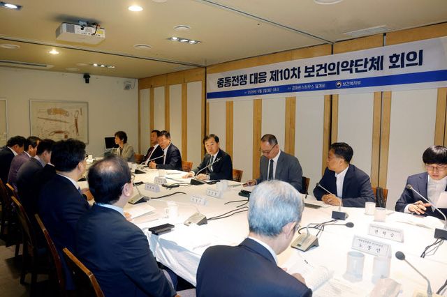 보건복지부와 산업통상부, 식품의약품안전처, 12개 보건의약단체 관계자들이 2일 서울 중구 콘퍼런스 하우스 달개비에서 열린 ‘중동전쟁 대응 제10차 보건의약단체 회의’에 참석해 의료제품 공급 현황을 점검하고 있다. 보건복지부 제공
