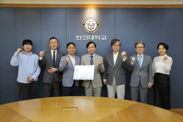 한신대 국제관계학과 동문회가 학과 설립 30주년을 맞아 2일 한신대에 장학금 1천만원을 기부했다. 한신대 제공