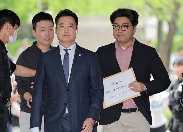 김세의 가로세로연구소 대표가 지난달 26일 서초구 서울중앙지방법원에서 열린 구속 전 피의자 심문(영장실질심사)에 출석하고 있다. 연합뉴스
