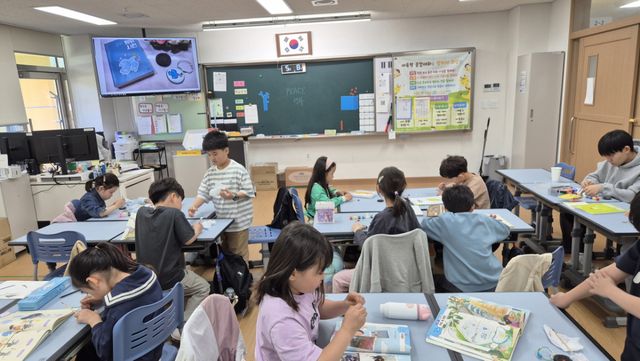 학생들이 커피박 점토를 활용한 태극기·독도·평화한반도 키링 만들기 활동으로 환경과 나라사랑의 의미를 함께 체험하고 있다. 김포교육지원청 제공