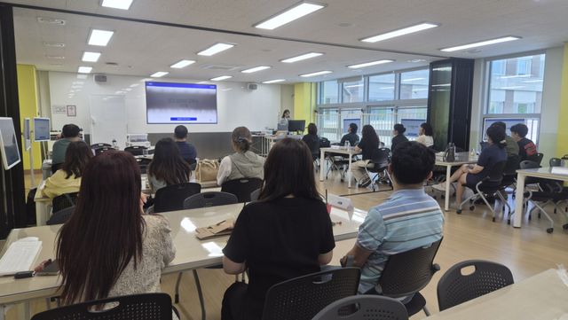 미래형 과학실 구축 모델학교 인사이트 투어에 참가한 교사들이 강사로부터 설명을 듣고 있다. 동두천양주교육지원청 제공