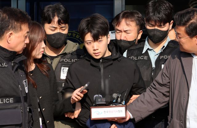 살인·살인미수 혐의를 받는 장윤기(23)가 지난달 14일 오전 광주 서부경찰서에서 검찰로 송치되기 전 포토라인에 서고 있다. 연합뉴스