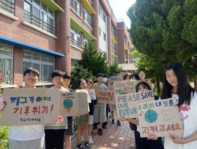 성남 대하초등학교 6학년 학생들이 세계환경의날을 앞두고 학교 내에서 ‘기후정의 아침 캠페인’을 실시하고 있는 모습. 성남교육지원청 제공