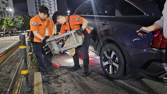 소방대원들이 21일 오전 0시30분께 인천 남동구 간석동 간석지하차도에서 SUV차량이 밟고 지나간 가드레일을 빼내고 있다. 장민재기자