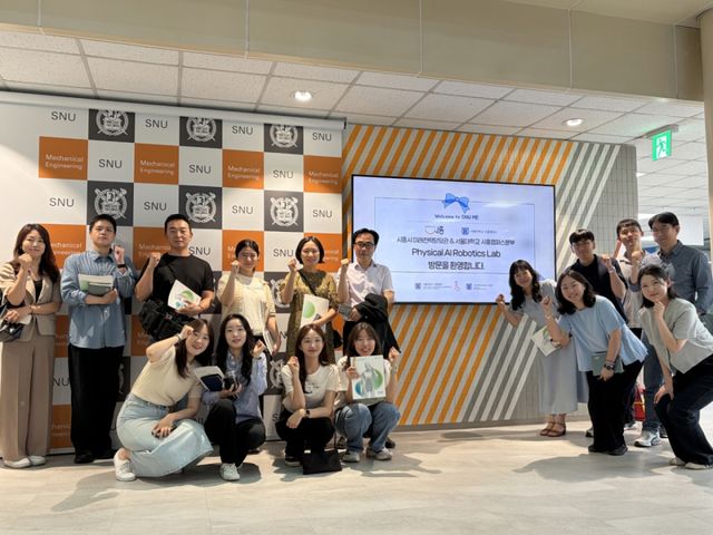 지난 19일 시흥시 공무원과 협력기관 관계자들이 서울대학교 AI 연구기관을 벤치마킹하고 기념촬영을 하고 있다. 시흥시 제공