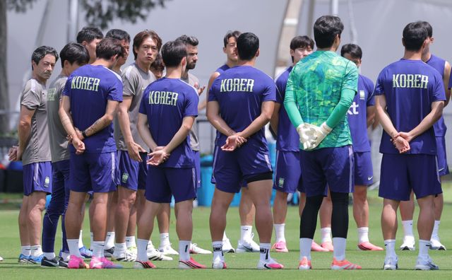 한국 축구대표팀 홍명보 감독이 20일(한국 시간) 멕시코 과달라하라 인근 사포판의 치바스 베르데 바예에서 회복 훈련을 하기 전에 선수들에게 지시를 내리고 있다. 연합뉴스