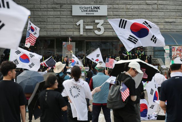 6·3 지방선거 투표용지 부족 사태로 인한 '개표소 봉쇄 시위'가 계속되고 있는 18일 서울 송파구 올림픽공원 핸드볼경기장 출입문 앞에서 참가자들이 구호를 외치고 있다. 연합뉴스