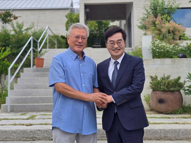 김동연 경기도지사가 문재인 전 대통령을 예방한 뒤 페이스북에 관련 사진을 공개했다. 김 지사 페이스북.